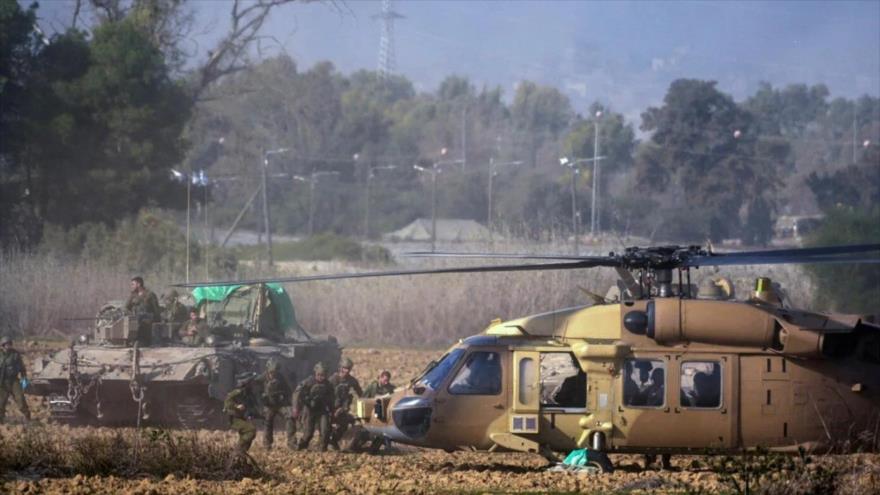 Fuerzas israelíes llevan a un soldado herido a un helicóptero militar cerca de la frontera de Gaza, 12 de diciembre de 2023.