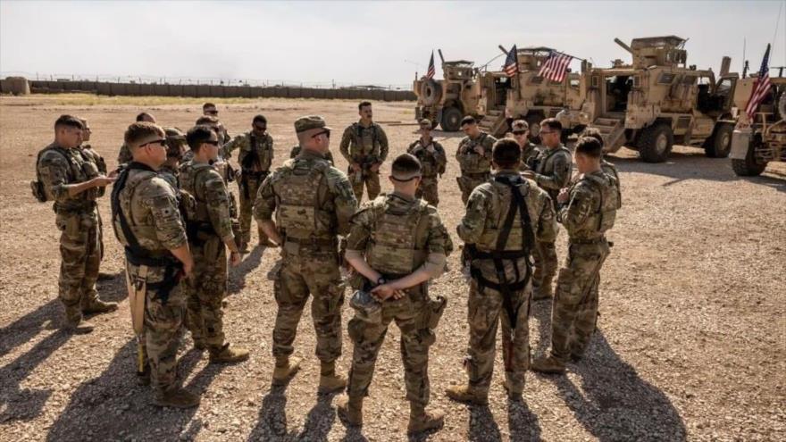 Soldados estadounidenses se preparan para salir a patrullar desde un puesto de combate remoto en el noreste de Siria, 25 de mayo de 2021. (Foto: Getty Images)