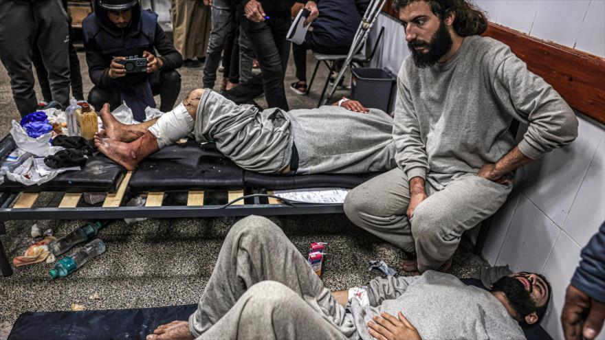 Hombres heridos detenidos por el ejército israelí en el norte de la Franja de Gaza, 24 de diciembre de 2023. (Foto: AFP)