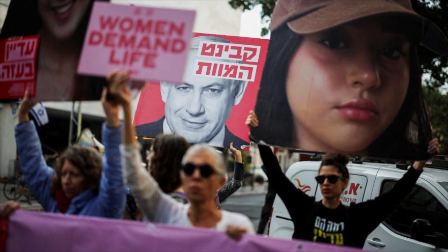 Madres de retenidos israelíes protestan frente a la casa de Benjamín Netanyahu en Al-Quds (Jerusalén), 3 de enero de 2025.