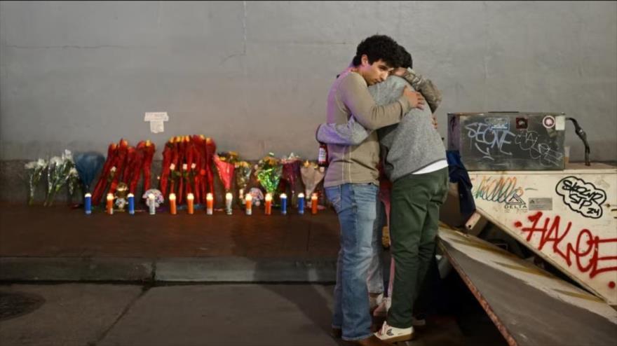 Personas reaccionan en un monumento instalado en Bourbon Street, Nueva Orleans, el día después de un ataque terrorista, 2 de enero de 2025.