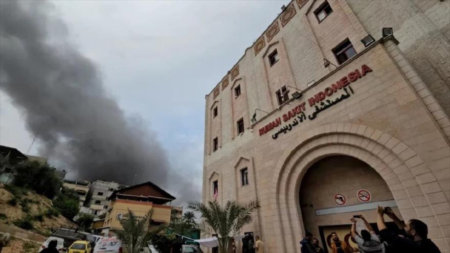 Columna de humo se eleve en las inmediaciones del hospital Indonesio tras un ataque aéreo de Israel, norte de Gaza.