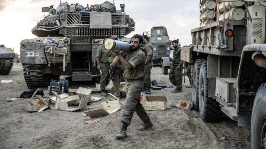 Un soldado israelí mueve un proyectil de artillería durante combates en curso en Gaza. (Foto: AFP)