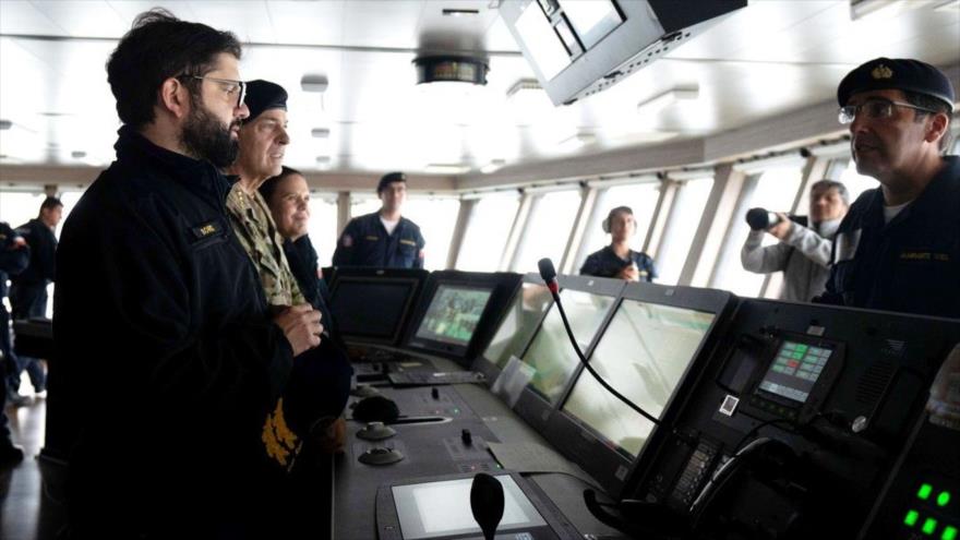 El presidente de Chile, Gabriel Boric, visita el buque rompehielos Almirante Viel durante su viaje al Polo Sur, 3 de enero de 2025.