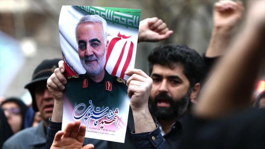 La gente porta la imagen del general Qasem Soleimani durante las procesiones fúnebres de este comandante antiterrorista tras su asesinato por EE.UU.