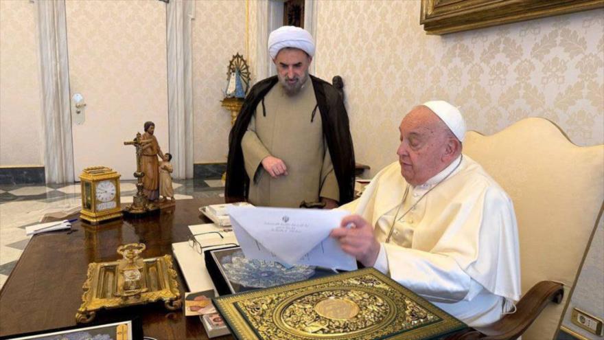 Mohamadhosein Mojtari, embajador de la República Islámica de Irán en el Vaticano junto a papa Francisco.