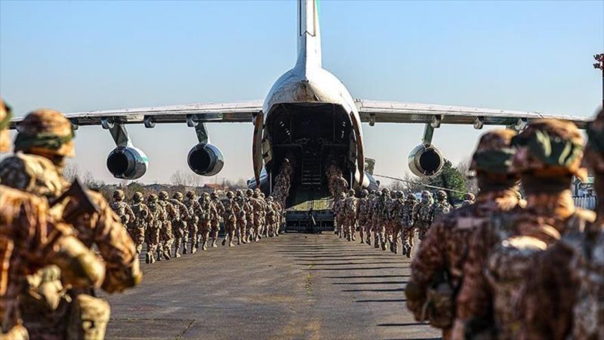 Fuerzas de las Brigadas Mirza Kuchak Jan del CGRI suben al avión para desplegarse en los ejercicios Payambar-e Azam 19.