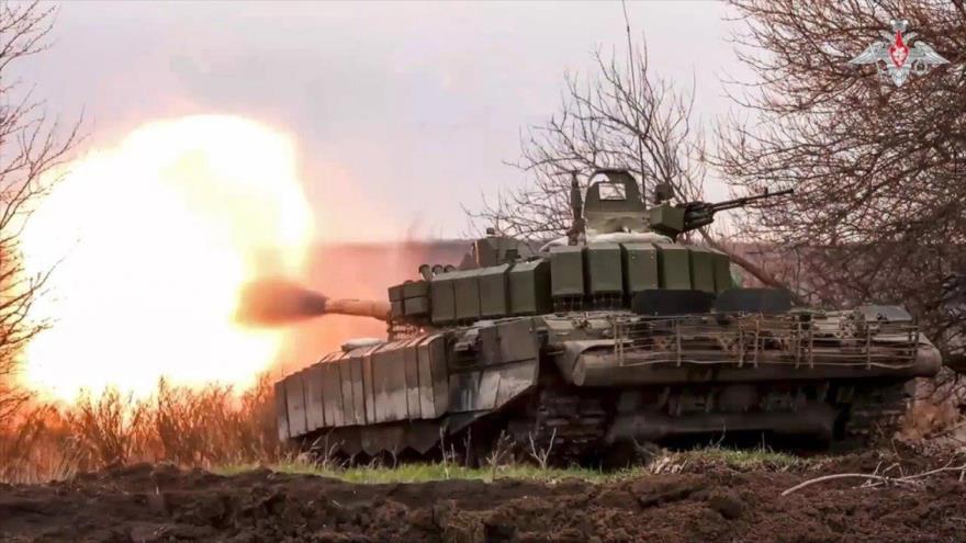 Un tanque ruso dispara contra tropas ucranianas desde una posición cercana a la frontera en la región de Belgorod. (Foto: Associated Press)