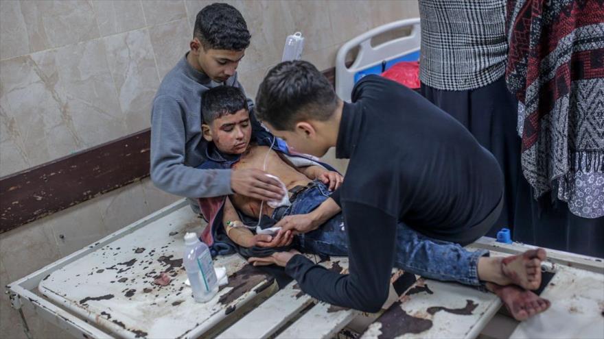 Dos niños ayudan a su pequeño hermano herido en el Hospital de los Mártires de Al-Aqsa, Deir al-Balah, centro de la Franja de Gaza, enero de 2025. (Foto: EPA)
