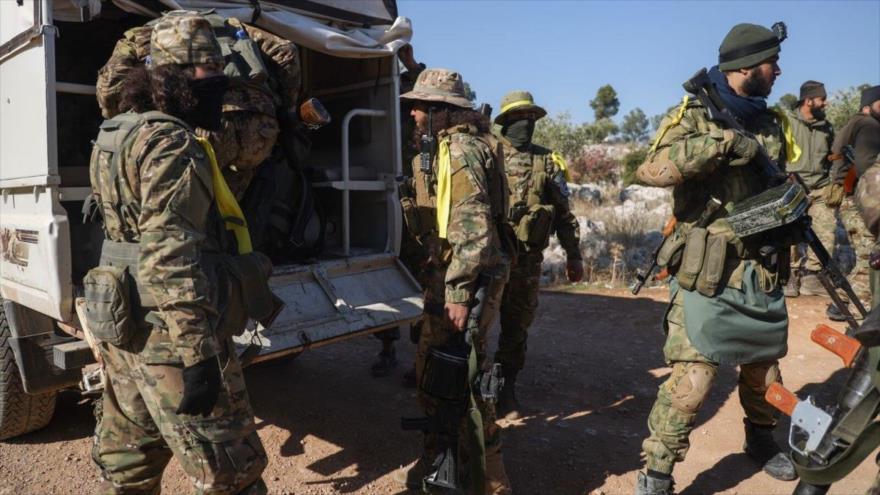 Combatientes ligadas a HTS entran en la aldea de Anjara, en las afueras occidentales de Alepo. (Foto: AP)