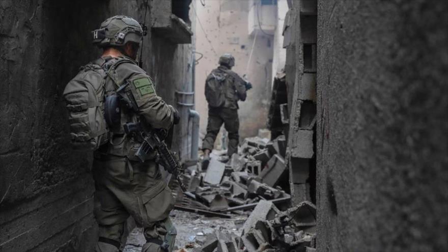 Soldados israelíes caminan por un callejón durante operaciones militares en Gaza, 27 de mayo de 2024. (Foto: AFP)