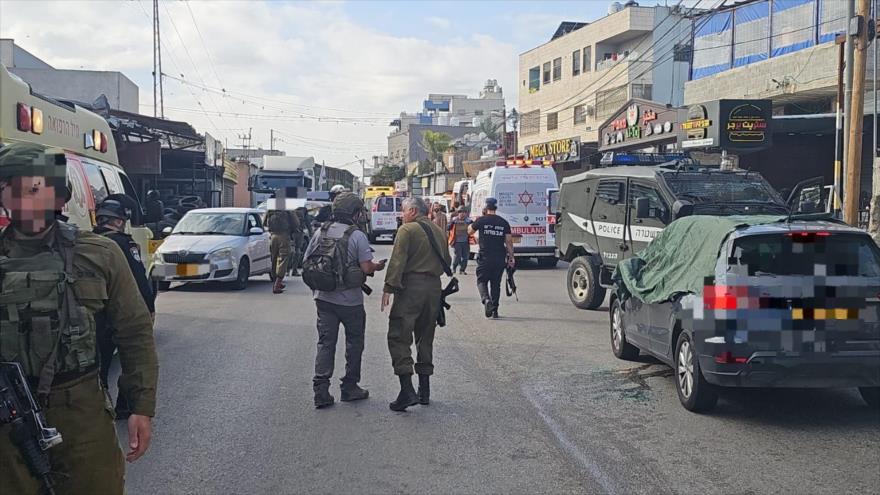 Escena de un ataque terrorista con disparos contra un autobús en Cisjordania.