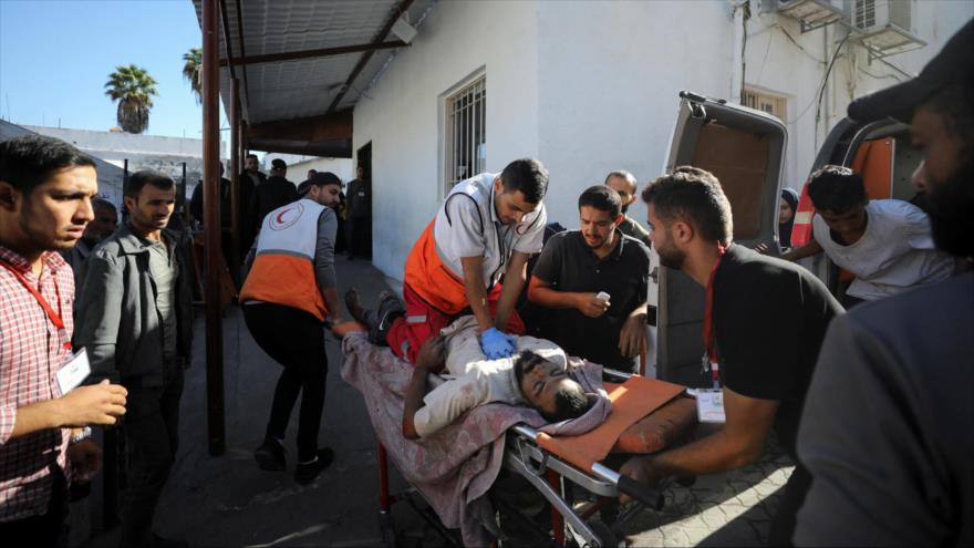 Un paramédico palestino intenta resucitar al palestino Ahmed Shnewra, quien resultó mortalmente herido en un ataque israelí. (Foto: Reuters)