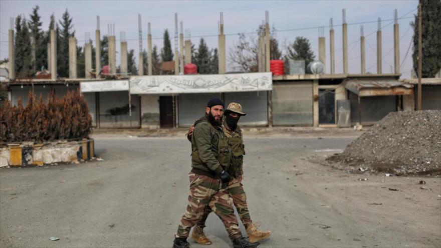 Combatientes sirios pasan por la zona cercana a la ciudad de Manbij, en el norte de Siria, el 4 de enero de 2025. (Foto: EFE)