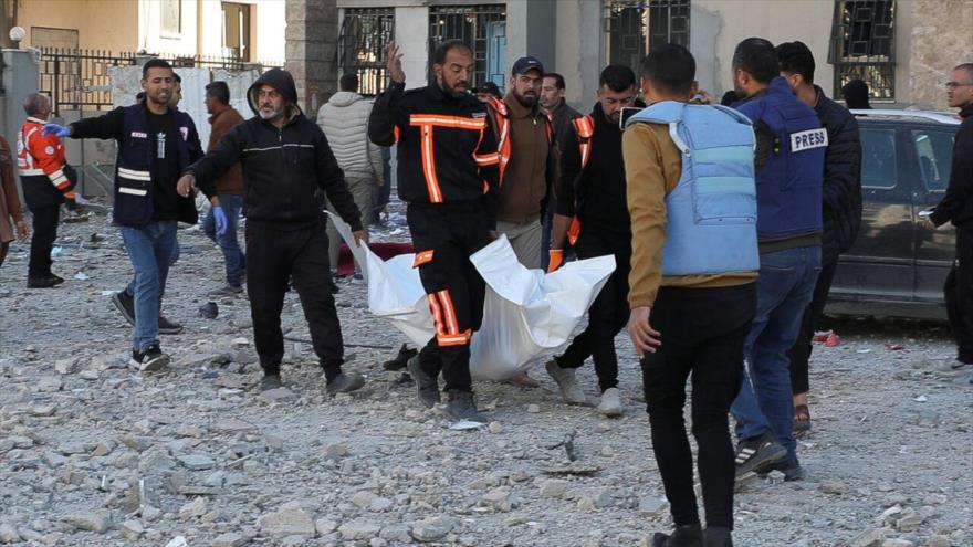 Un grupo de palestinos lleva un cadáver en lugar de ataque israelí a hospital Al-Wafa, en Gaza, 29 de diciembre de 2024. (Foto: Reuters)