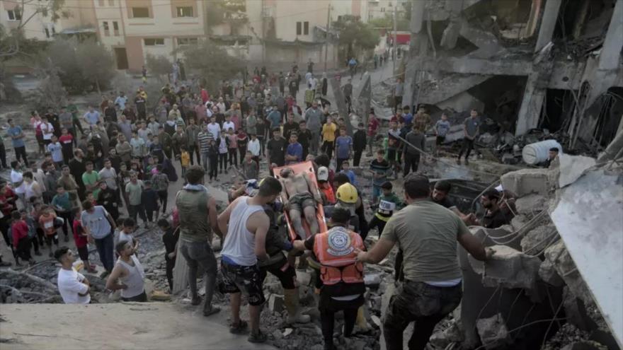 Palestinos evacúan a un sobreviviente de un ataque aéreo israelí en la Franja de Gaza, en octubre de 2023. (foto: AP)
