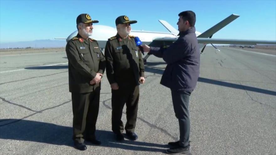 El general de división Hosein Salami, comandante en jefe del CGRI (Centro), habla con medios durante los ejercicios militares cerca de planta nuclear de Natanz, 7 de enero de 2025.