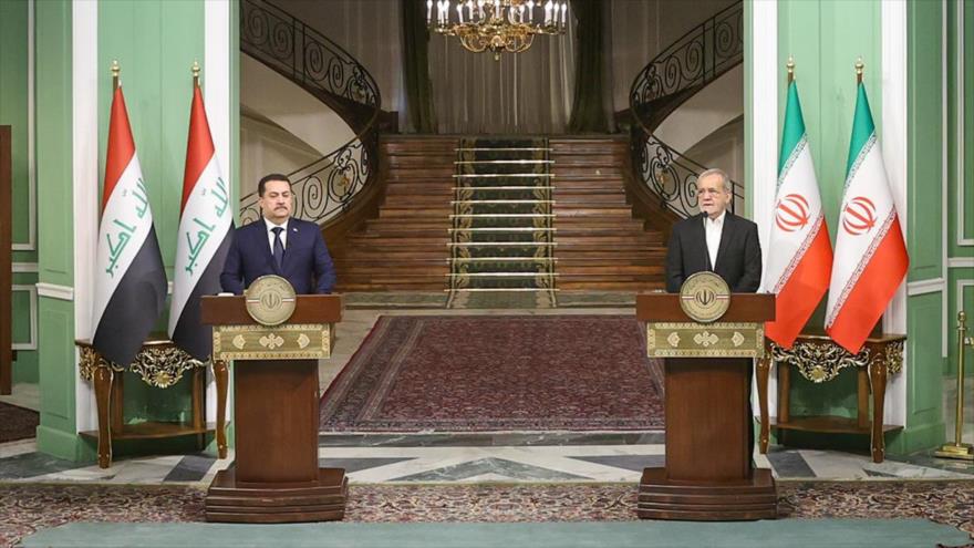 El presidente de Irán, Masud Pezeshkian (dcha.), y el premier iraquí, Muhamad Shia al-Sudani, en una rueda de prensa en Teherán, 8 de enero de 2025.