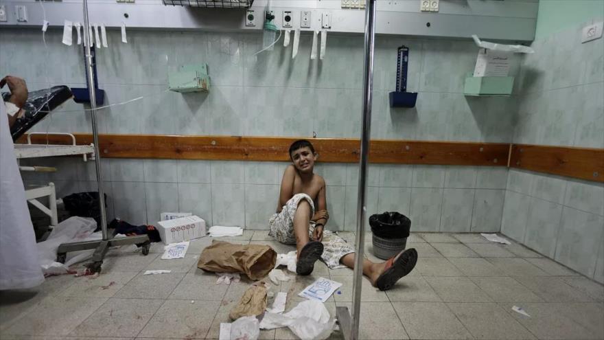 Un niño palestino herido llora en el suelo del hospital Kamal Adwan, que ha sido atacado por Israel.