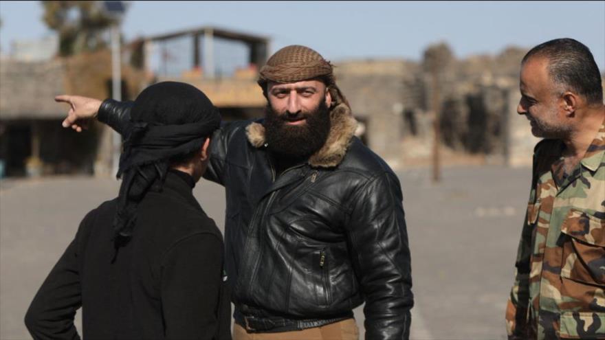 Ahmad al-Awdeh (centro), líder local de grupos militantes en el sur de Siria, es visto en la ciudad de Busra en la provincia de Dará, 5 de enero de 2025.