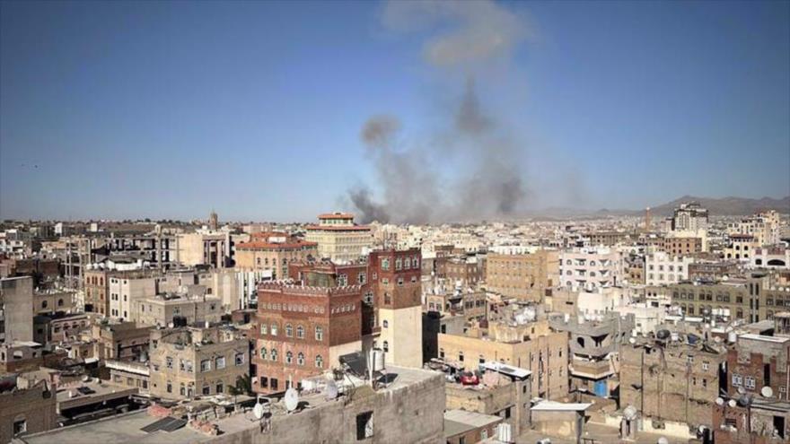 Una nube de humo se eleva después de un ataque aéreo en la capital de Yemen, Saná, el 31 de diciembre de 2024. (Foto: Reuters)