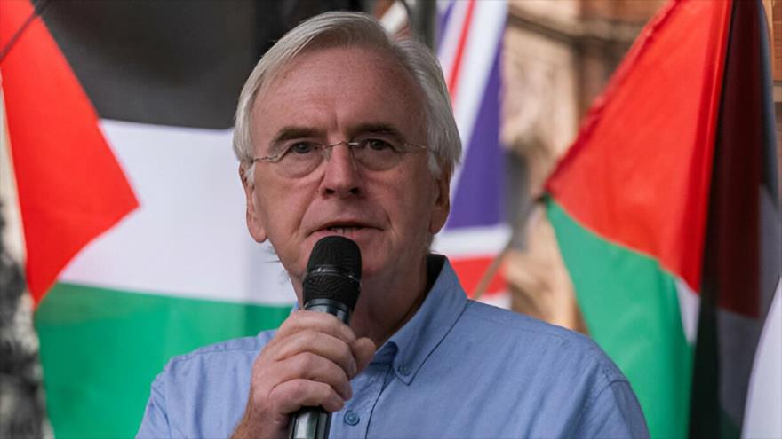 El diputado británico, John McDonnell, da discurso en una manifestación pro Palestina en Londres, 7 de septiembre de 2024.