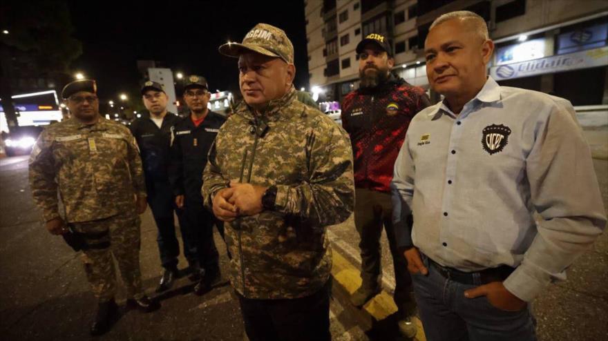 Ministro del Interior de Venezuela, Diosdado Cabello, durante recorrido de supervisión de seguridad en Caracas, el jueves 9 de enero.