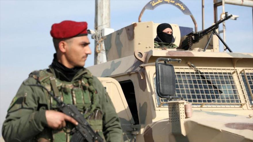 Un miembro de las Fuerzas Democráticas Sirias (FDS), encuentra en una calle, en Al-Hasaka, Siria, 11 de diciembre de 2024. (Foto: Reuters)