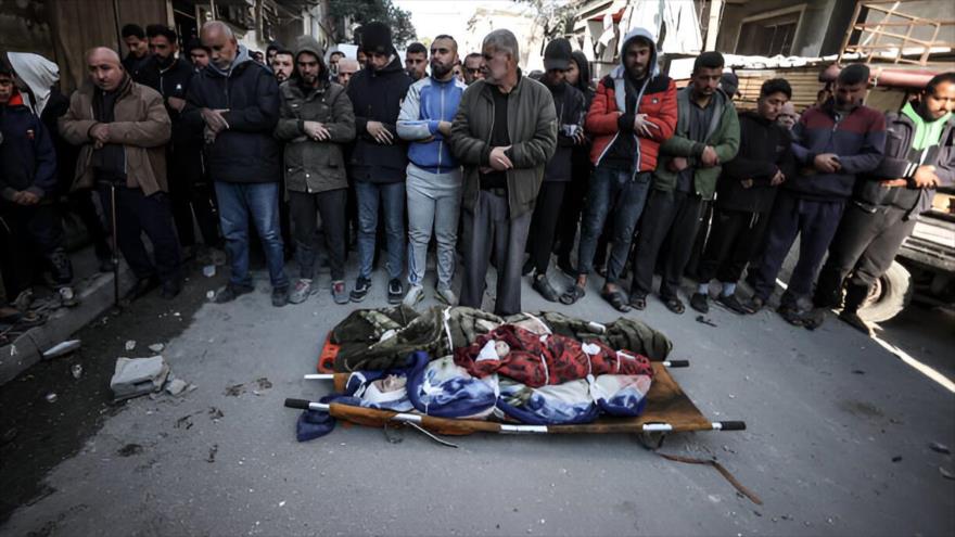 Palestinos asisten a la ceremonia fúnebre de los niños tras el ataque aéreo israelí en Deir al-Balah, 9 de enero de 2025. (Foto: Getty Images)