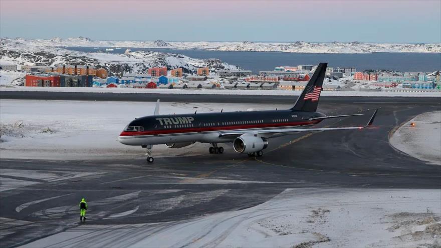 El avión en el que viaja Trump Jr., hijo mayor de Donald Trump, tras su llegada al aeropuerto de Nuuk, Groenlandia, 7 de enero de 2025. (Foto: EFE)