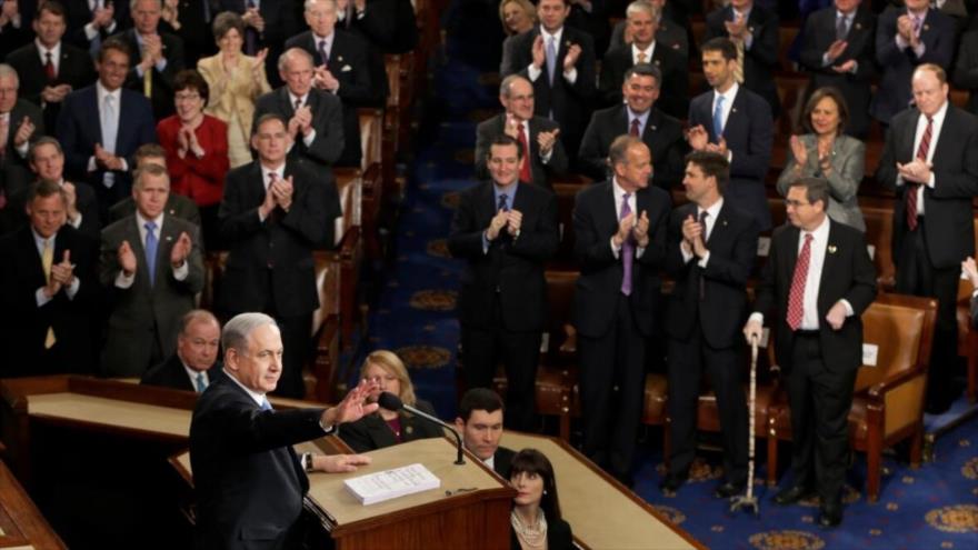 Los legisladores se ponen de pie y aplauden mientras el premier israelí, Benjamín Netanyahu, habla en una reunión del Congreso de EE.UU, 24 de julio de 2024. 