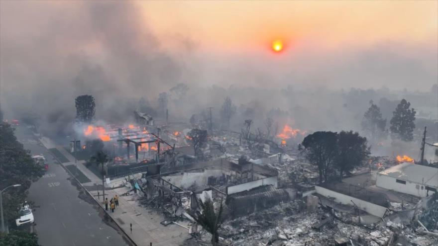 Viviendas quemadas en la devastado incendio en el estado de California