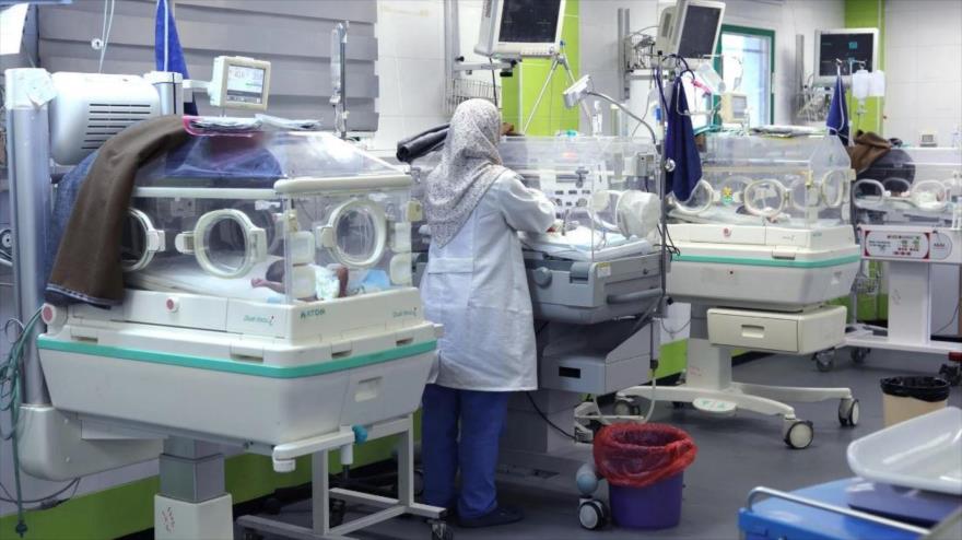 Una enfermera de MSF trabaja en la unidad de cuidados intensivos neonatales del hospital Al-Nasser, Jan Yunis, Gaza, 29 de diciembre de 2024.