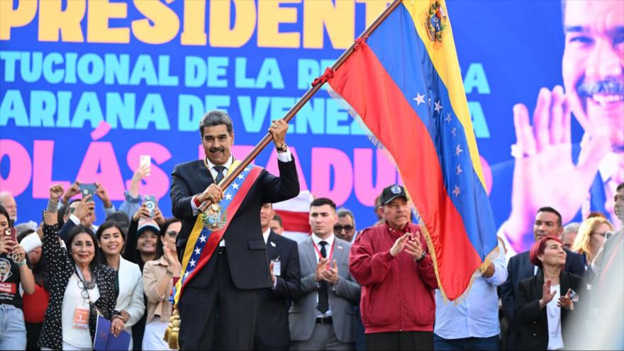 El presidente de Venezuela, Nicolás Maduro, ondea una bandera venezolana después de la ceremonia de juramentación, 10 de enero de 2025.