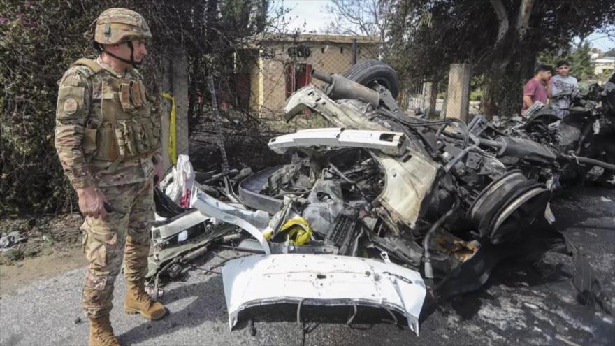 Un oficial del ejército libanés se encuentra junto a un automóvil destruido en un ataque israelí en las afueras del sur de Tiro (El Líbano), 2024. (Foto: AP)