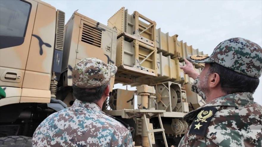 Los comandantes del Ejército de Irán revisan los equipos durante los ejercicios militares Eqtedar 1403, 12 de enero de 2025.