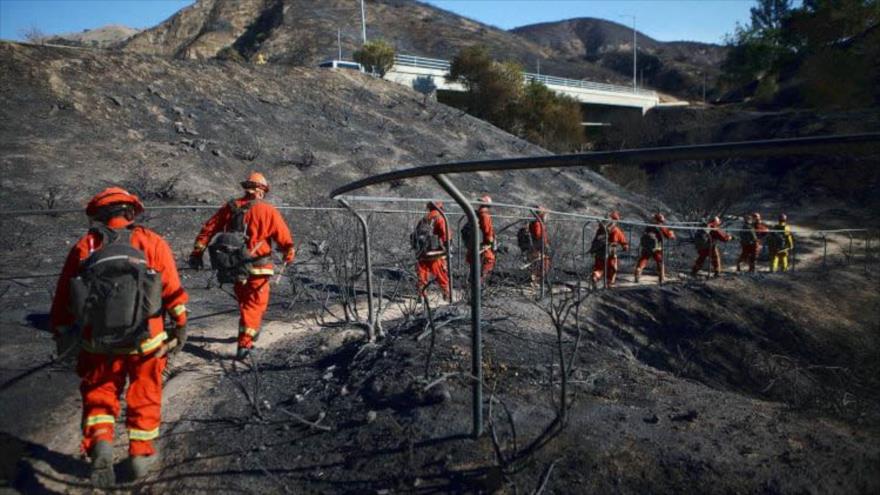 Los bomberos se dirigen hacia las zonas del incendio en California.