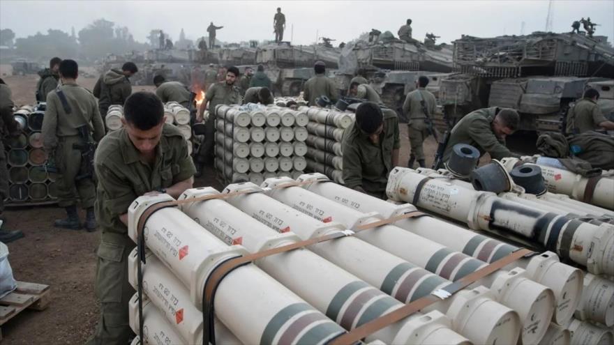 Soldados israelíes organizan ataques con tanques en la frontera sur con la Franja de Gaza, 1 de enero de 2024.