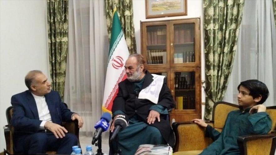 El embajador de Irán en Rusia, Kazem Yalali, recibe al padre iraní y su hijo en la embajada del país persa en Moscú, 11 de enero de 2025. 