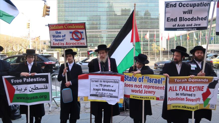 Miembros de Neturei Karta International se manifiestan contra las políticas de Israel. 