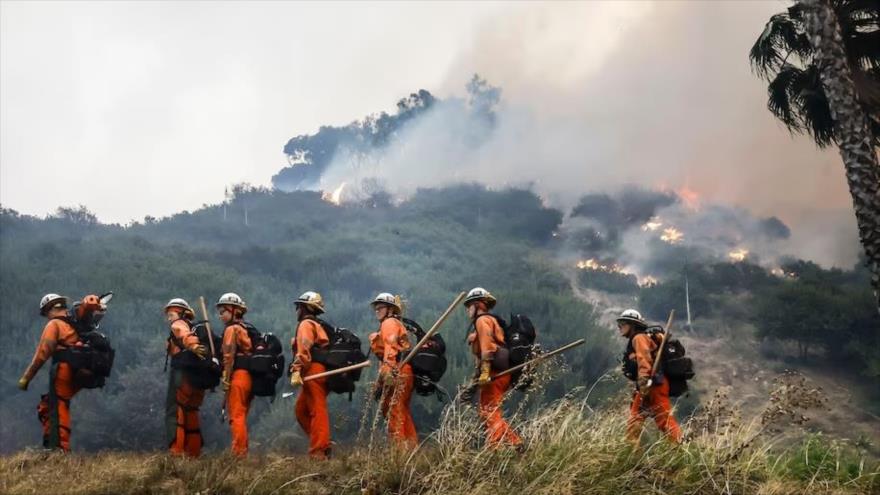 Los bomberos reclusos del Campamento de Conservación 13 de Malibú responden al incendio de Palisades. (Foto: Washington Post)