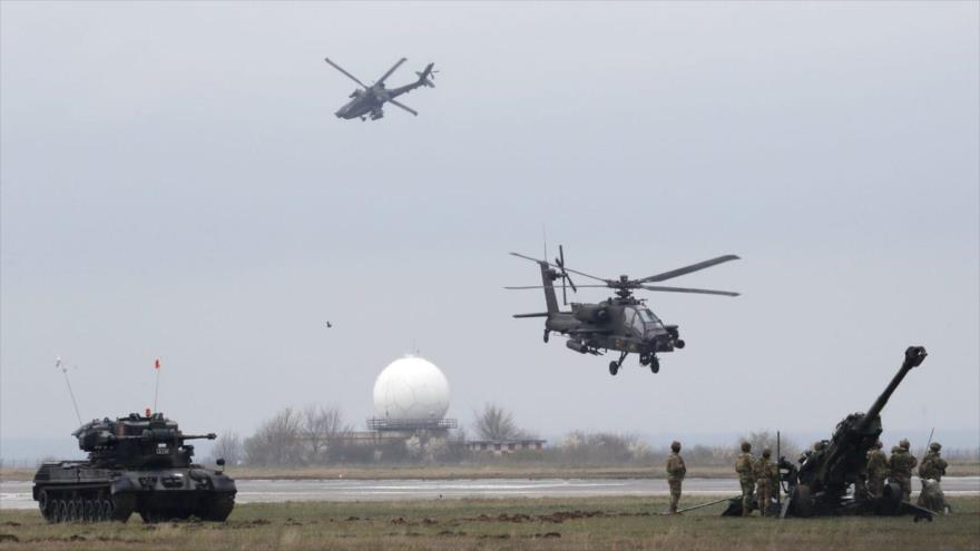 Dos helicópteros estadounidenses participan en un ejercicio militar en la base aérea de la OTAN Mihail Kogalniceanu, en Rumanía, 31 de marzo de 2023. (Foto: EPA)