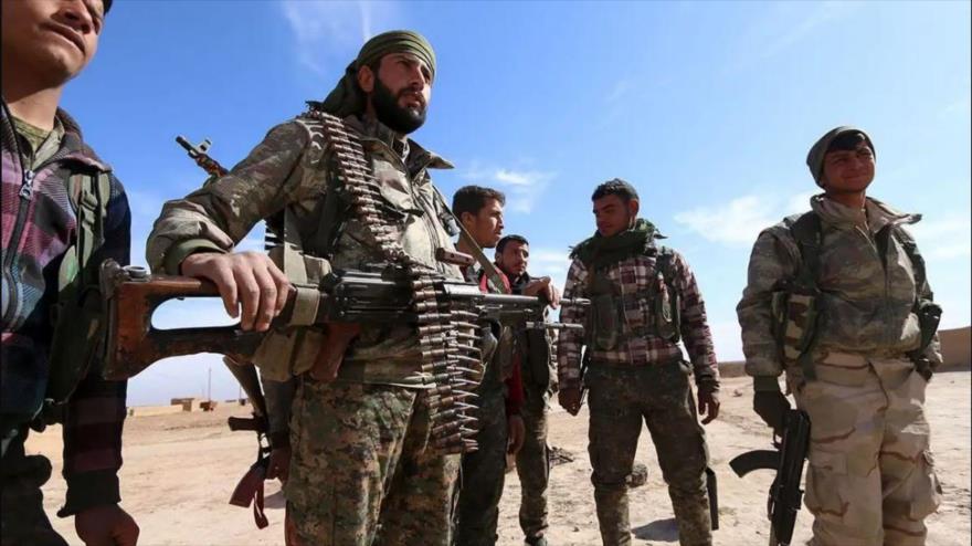 Fuerzas Democráticas Sirias (FDS), portan sus armas en un pueblo en afueras de ciudad de Al-Shaddadah, en la zona rural de al-Hasakah, Siria. (Foto: Reuters)