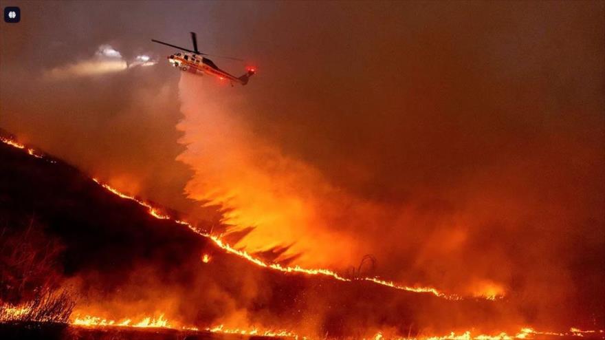 Un helicóptero arroja agua sobre el incendio Kenneth en la zona de West Hills de Los Ángeles, 9 de enero de 2025. (Foto: AP)