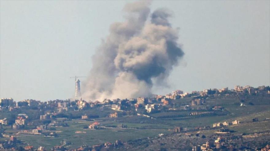 El humo se eleva sobre la aldea libanesa de Bint Jbeil durante un bombardeo israelí, el 28 de febrero de 2024.