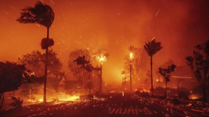 El incendio se propaga en el barrio de Pacific Palisades en Los Ángeles, el 7 de enero.