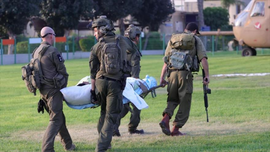 Soldados israelíes llevan a un hombre herido a un helicóptero de las fuerzas israelíes. (Foto: EFE)	