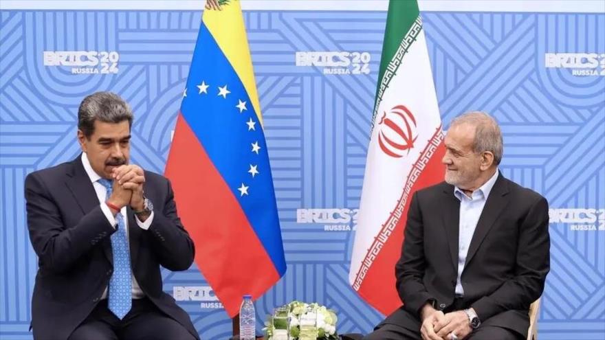 El presidente de Irán, Masud Pezeshkian (dcha.), y su venezolano, Nicolás Maduro (izda.), reunidos al margen de la cumbre BRICS en Rusia, 24 de octubre de 2024.