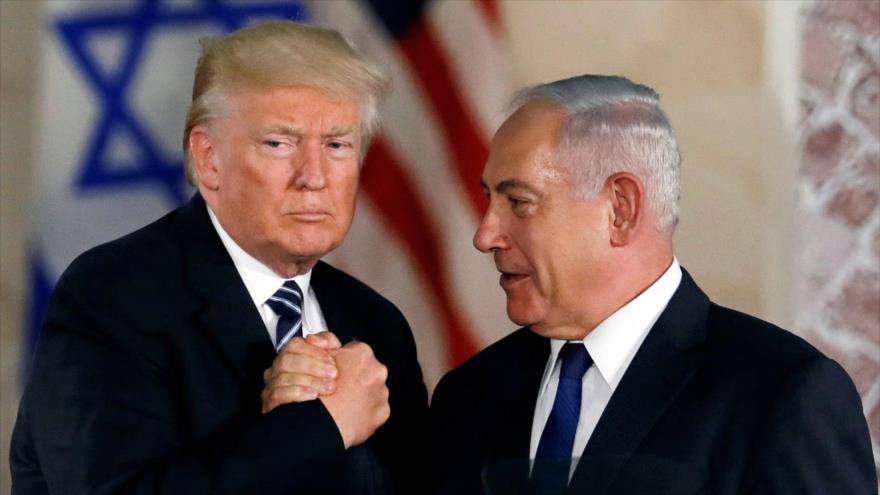 Donald Trump y Benjamín Netanyahu se dan la mano en Al-Quds (Jerusalén) en 2017. (foto: Reuters)