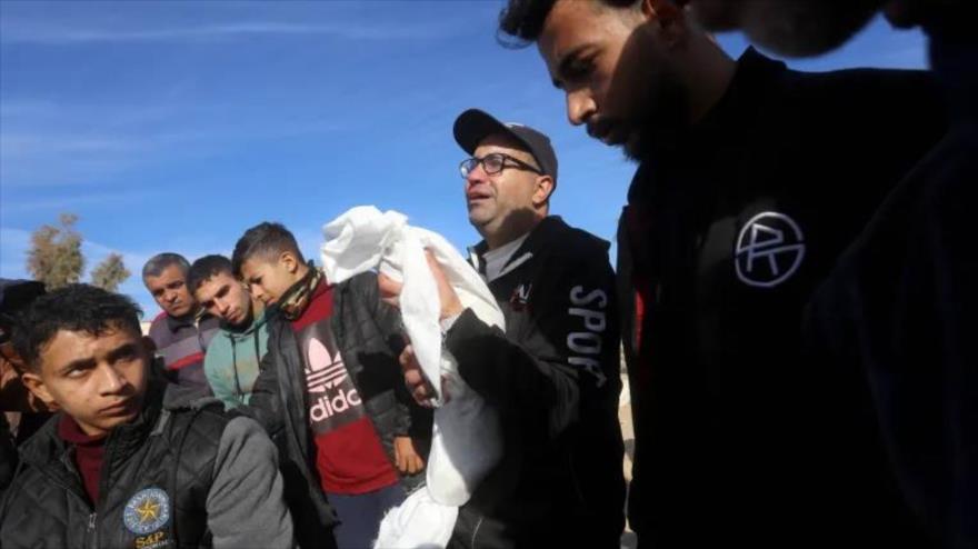 Familiares de palestinos que perdieron la vida debido a un ataque israelí en tiendas improvisadas de personas desplazadas lloran en Deir el-Balah, en el centro de Gaza.